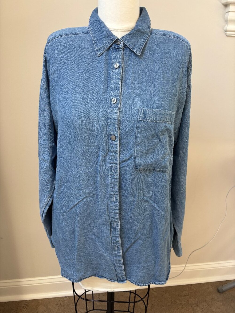 LOFT Lyocell Linen Chambray Button Down Shirt Women's Size M Light Blue Long Sle